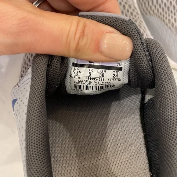 Boys Nike size 5.5 Sneaker - Picture 3 of 3